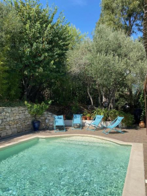 Rez de jardin de villa avec terrain et piscine